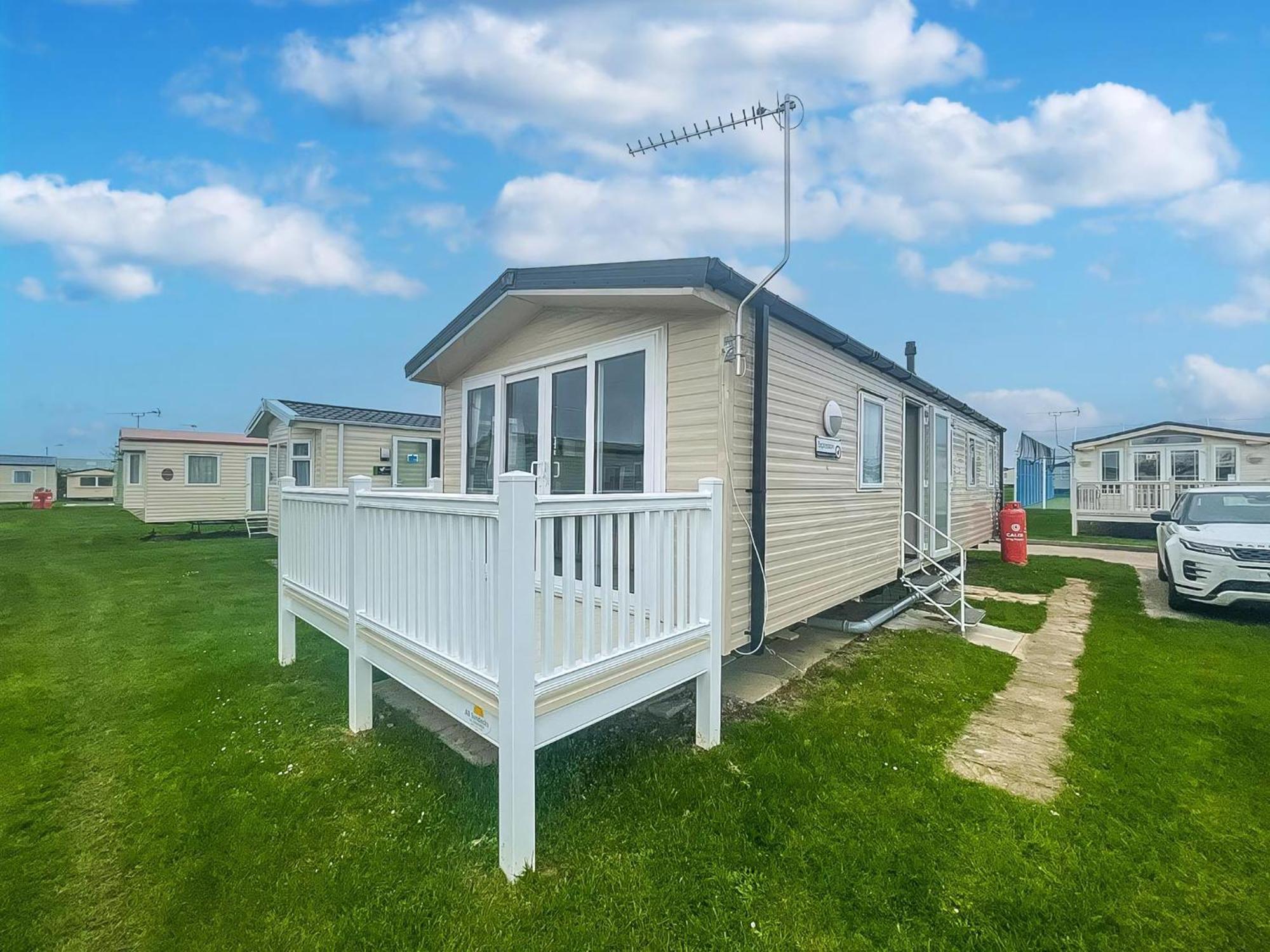 Lovely Caravan With Decking On California Cliffs Holiday Park Ref 50045C Great Yarmouth Exterior photo