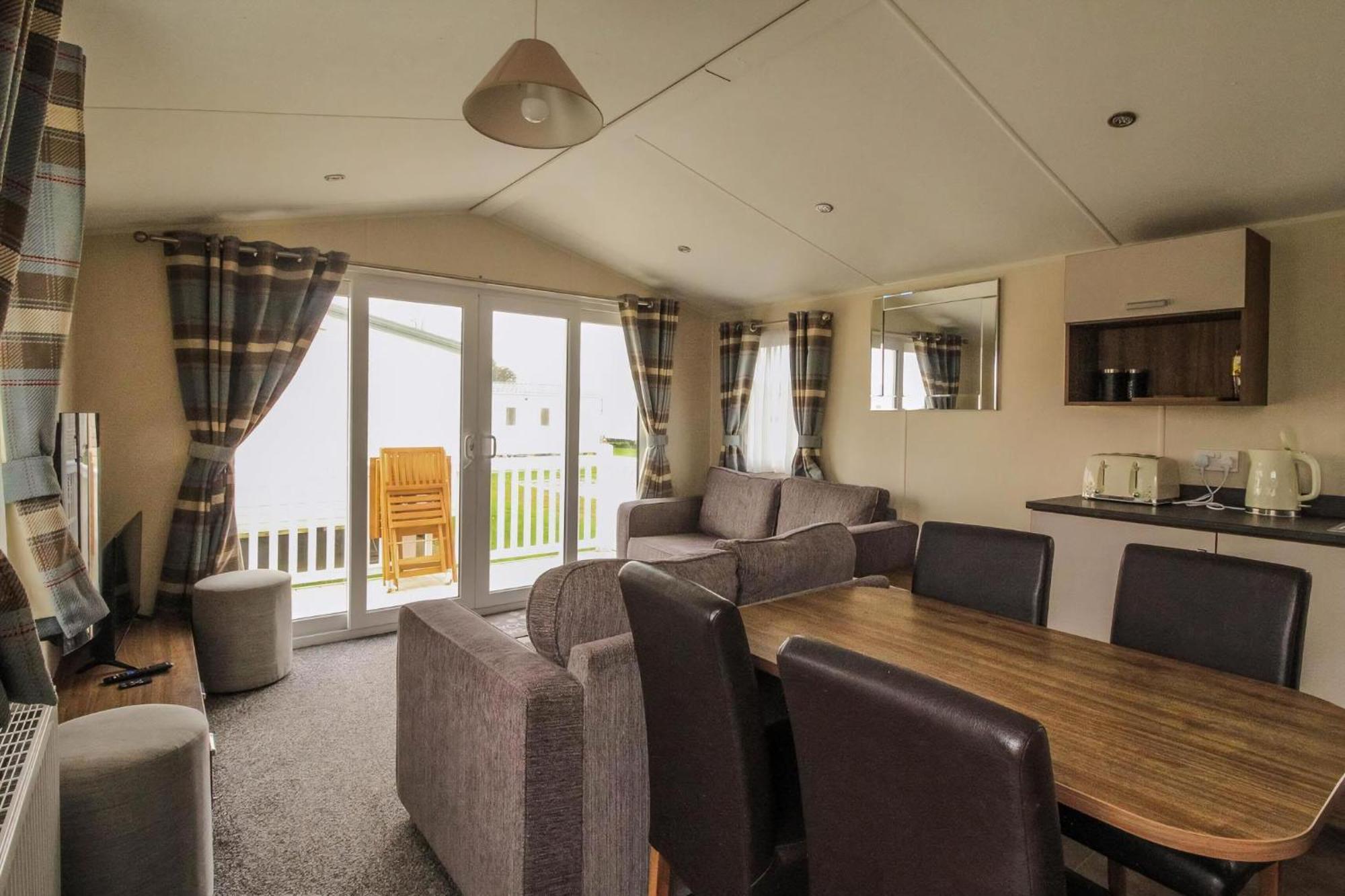 Lovely Caravan With Decking On California Cliffs Holiday Park Ref 50045C Great Yarmouth Exterior photo